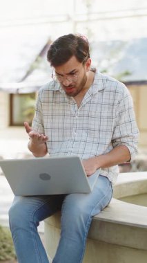 Dizüstü bilgisayarı kullanan hoşnutsuz Hintli adam internette geziniyor, aniden piyangoyu kaybediyor kötü haber kaybı oyunu başarısız bilgisayar virüsü ortaya çıkıyor. Sokak çeşmesinde oturan Arap adam.