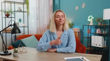 Gibi. Gülümseyen beyaz iş kadını kameraya onaylayıcı bir şekilde bakıyor olumlu işaret veriyor iyi haber olumlu geri bildirim. Ofis masasında sarı saçlı mutlu bir kız..