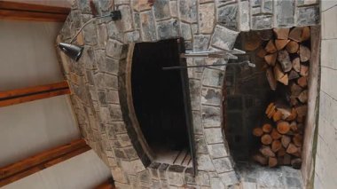 Taş barbekü yakacak odun, kebap pişirmek için tuğla fırını ve arka bahçede yanan diğer tabaklar. Restoran mutfağı, pizza fırını ve mangal. Yemek pişirmek. İç modern yapı