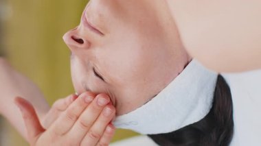 Çelenk giyen terapist kadın doktor, kadınları dışarıda, dağ tarlasında spa yüz masajı yaptırıyor. Rahatlama, dinlenme. Sağlıklı cilt bakımı. Hayal gücü, hayal gücü. Fiziksel kozmetoloji oturumu