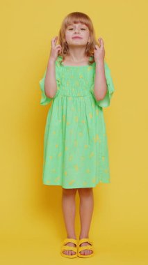 Liseli kız şans dileyerek oyun oynamayı kaybetti. Piyango sonuçlarına şaşırdı. Kötü talih, kayıp, şanssız haber, umutsuzluk ve yalnızlık, sinir krizi. Ergen bir çocuk. Dikey