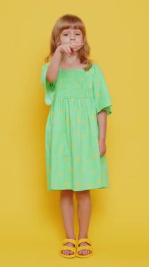 Gözüm üzerinde. Genç sarışın kız gözlerini ve kamerasını işaret ederek, seni birini gözetlerken izlediğimi gösteriyor. Stüdyonun sarı arka planında izole edilmiş genç kız çocuk. Dikey