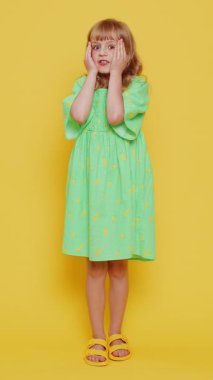 Korkmuş, sarışın kız çocuğu tehlike sorunlarından korkuyor, fobisi var, anksiyete bozukluğu var, korku, güvensizlik, stres, panik gösteriyor. Sarı arka planda küçük çocuklar. Dikey