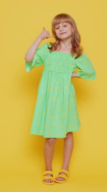 Ara beni, bu iletişim numarası. Sarışın çocuk kameraya bakıyor ve bana reklam teklifimi geri çevirdiğini söylüyor. Sarı arka planda küçük çocuklar. Dikey