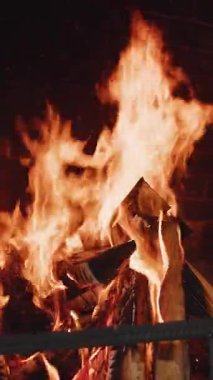 Ateş, yakın çekim, yavaş çekim. Taş barbekü yakacak odun, kebap, et, balık ve diğer yemek tabakları için açık tuğla fırın. Restoran mutfağı, pizza fırını ve mangal. Dikey