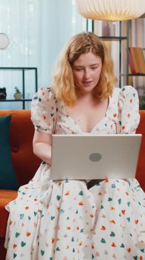 Dizüstü bilgisayar kullanan mutlu kızıl saçlı genç bir kadın iyi haber mesajı alıyor. Aniden kazanılan piyango galibiyetinin şokunu evde online alışveriş yaparak kutluyor. Dikey