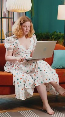 Genç bir kadın kanepede oturup kameraya bakarak dizüstü bilgisayar kullanıyor, arkadaşları ya da ailesi ile görüntülü bir konferans görüşmesi yapıyor, hoş sohbetin tadını çıkarıyor. Kızıl saçlı kız sınıfa el sallıyor. Dikey