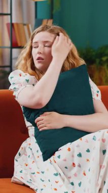 Üzgün, yalnız bir kadın sınıfında oturmuş, hayat endişelerini düşünüyor ya da karşılıksız aşk adaletsiz bir durumdan muzdarip. Yalnız kız sorunu depresyonu dağıtıyor. Sinir patlaması yaşıyor. Dikey