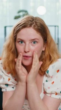 Sırlarımı sakla, sessiz ol. Kızıl saçlı kadın, el ele tutuşup dedikoduları fısıldıyor. Dedikoduları paylaşıyor. Kızıl saçlı yetişkin bir kız evdeki kanepede ilginç ve gizli bir hikaye anlatıyor. Dikey