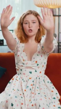 Kes jesti. Kızgın kızıl saçlı kadın avuçlarını çapraz bağlamak yok diyor, bitirme uyarısı, yasak erişim, iletişim, vücut dili, tehlike. Sınıftaki kız kanepede oturuyor. Dikey