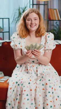 Başarılı, mutlu, zengin bir iş kadını. Paraları sayıyor, yüksek kârlar elde ediyor, piyango kazanıyor, varlıklardan tatmin oluyor, para dolu bir kanepede para kazanıyor.