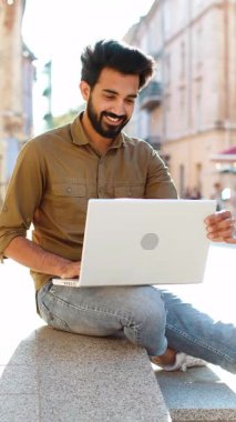 Şehir caddesinde oturan Hintli serbest çalışan bir adam dizüstü bilgisayarını açar ve teneffüste internet üzerinden iş arama web sitesinde sohbet etmeye başlar. Adam defter ekranına bakıyor, mesajlar gönderiyor, film seyrediyor.