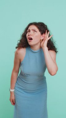 - Seni duyamıyorum. - Ne? Genç bir kadın sizi duymaya çalışıyor, kafası karışmış ve kaşlarını çatmış bir halde, daha yüksek bir ses için kolunu kulağının yakınında tutuyor, tekrar etmek istiyor, bilgi almak istiyor, sağırlık. Güzel yetişkin kız. Dikey