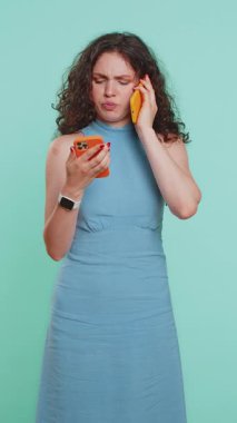 Sinirli, stresli genç bir kadın iki cep telefonuyla bağırarak konuşuyor. Tartışıyorlar. Şikayet anlaşmazlığı çözülüyor. Mavi stüdyo geçmişi olan bir kız. Dikey