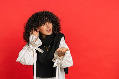 - Seni duyamıyorum. - Ne? Kafkasyalı bir kadın senin şaşırmış ve kaşlarını çatmış bir şekilde daha yüksek sesle tekrar etmek, bilgi sağırlığı duymak istediğini duymaya çalışıyor. Kırmızı arka planda genç bir kız