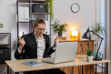 Dizüstü bilgisayarlı daktilo kullanan mutsuz stil sahibi genç işadamı piyangoda beklenmedik bir şekilde kaybediyor. Kötü haber kaybı oyunu bilgisayar virüsü ortaya çıkıyor. İş adamları.