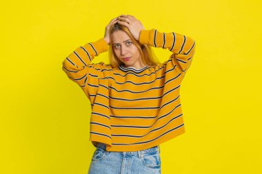 Üzgün, genç, beyaz bir kadın umutsuzluk, yalnızlık, sinir bozukluğu çekiyor. Piyango sonuçlarına şaşırıyor, talihsiz talihsiz haberler kaybediyor. Sarı arka planda izole edilmiş çekici bir kız.