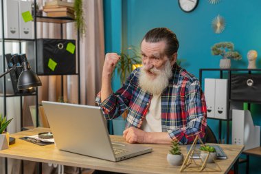 Memleketteki son sınıf öğrencisi dizüstü bilgisayar çığlığıyla zaferle el ele tutuşup başarıyı kutluyor piyangodan para kazanıyor. Heyecanlı yaşlı büyükbaba internetten iyi haberler alıyor..