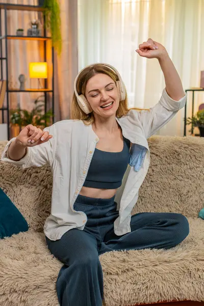 Orta yaşlı bir kadın evdeki kanepesinde kablosuz kulaklık takarak ve en sevdiği şarkıyla dans ederek mutlu mesut hareket eder. Genç yetişkin bir kız, ritim özgürlüğünden beslenen, eğlenceli bir ifadeyle müzikten hoşlanır.