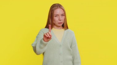 Duymak istemiyorum, dinle. Sinirli, sinirli, orta yaşlı, kulakları tıkayan, hayır diyen, tavsiyelerden kaçan, gürültülü sesleri görmezden gelen bir kadın. Sarı arka planda izole edilmiş yetişkin bir kız.