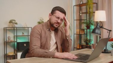 Baş ağrısı, gerginlik ve ofis masasında migren stresinden muzdarip, yorgun, Kafkas işadamı. Dizüstü bilgisayar ağı üzerinde çalışan yetişkin bir borsacı. Fazla çalışma.