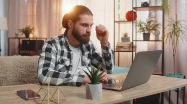 Genç adam evde dizüstü bilgisayarla oturuyor, online mağazayı tarıyor, sessizce odaklanmışken kahve içiyor. Kanepede beyaz bir adam aniden haykırıyor. Vay be, harika bir teklif, inanılmaz bir pazar teklifi..