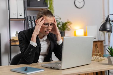 Dizüstü bilgisayarlı daktilo kullanan mutsuz stil sahibi genç işadamı piyangoda beklenmedik bir şekilde kaybediyor. Kötü haber kaybı oyunu bilgisayar virüsü ortaya çıkıyor. İş adamları.