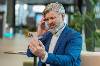 Takım elbiseli bir işadamı akıllı telefon daktilo ile arama yapıyor. Ani piyango sonuçlarını, kötü haberi, servet kaybı ofis lobisini kaybediyor. Koridorda cep telefonu olan üzgün bir girişimci..