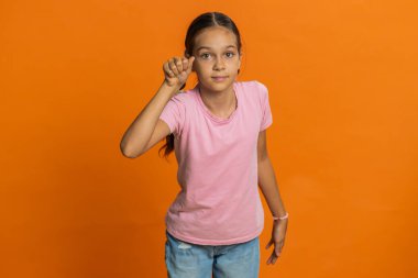 Kim var orada? Tık-tık. Kafası karışmış genç kız çocuk kapıyı çalıp kimin evde olduğunu soruyor, utanıyor, hiçbir fikrim yok, turuncu arka planda bilgisiz ve kararsız.