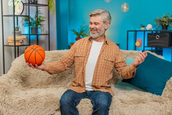 Beyaz, olgun bir adam evinde rahat bir koltukta oturuyor, elinde bir basketbol topu tutuyor ve fırlatıyor. Orta yaşlı adam topu parmağında döndürüyor, hafif hissediyor, neşeli anın tadını çıkarıyor. Oyun rahatlama mutluluğunun neşesi