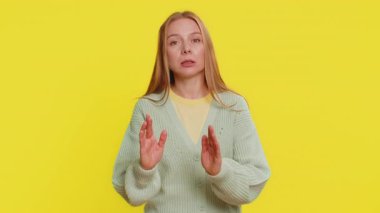 Hey sen, dikkatli ol. Orta yaşlı kadın uyarısı ile uyarıda bulunarak dikkatli ol, azarla ve tehlike işaretini önlemek için nasihat ver. Sarı arka plandaki kız