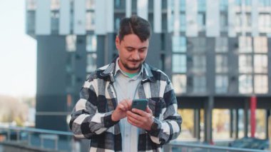 Akıllı telefon yazıcı kullanan, e-posta mesajlarına cevap veren, internette gezinen mobil uygulama kullanan mutlu bir Kafkasyalı. Şehir merkezindeki kameraya bakan kendine güvenen bir turist. İş adamları.