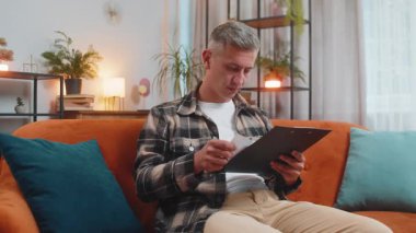 Gazete okuyan, dershanede çalışan bir adam. Serbest çalışan genç işadamı raporları incelerken maliyetleri, gelirleri, harcamaları, proje bütçesini, muhasebeci mali denetimini hesaplar