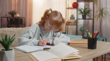 Kanepede oturan genç liseli kız, defterdeki bir görevi çözmeye odaklanmış. Beyaz çocuk mutlulukla başarıyı kutluyor, ev ödevleri sırasında coşku ve neşe gösteriyor. Eğitim Eğitimi