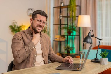 Kafkasyalı işadamı boğazı ağrıdığı için hastalandığını, ağrı kesici yuttuğunu, iş yerinde öksürdüğünü hissediyor. Erkek adam üşütmüş, grip olmuş, virüs kapmış..