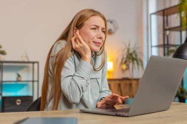 Hasta, olgun, Kafkasyalı iş kadını, ofis masasında oturan, kulak ağrısı çeken, mutsuz, sinirli bir kadın ya da öğrenci. FurUncle, earache, chaingles, egzama, ear disease, otitis concept.