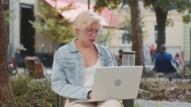 Dizüstü bilgisayarda yazı yazan genç bir turist üzgün. Ani piyango sonuçları, kötü haberler, servet kaybı, başarısızlık. Şehirde sandalyede oturan kızgın kız. Kasaba yaşam tarzları.