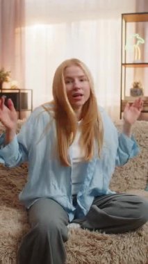 Kanepedeki kadın şüpheyi gözler önüne seriyor. Gün batımının yumuşak ışığı altında tereddütlü bir yüzle cevap eksikliği gösteriyor. Kız evde omuzlarını kaldırıyor, kararsız bir hareketle kollarını açıyor, baş aşağı uzanıyor, hiçbir fikrim yok.