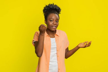 Kim var orada? Tık-tık. Afrikalı kadınlar kapıya vurur, başını eğer ve şaşırır. Sarı arka plandaki siyah kız cevap beklerken beklenti karışıklığı yaşıyor.