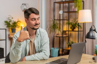 Gibi. Mutlu, heyecanlı, beyaz bir adam kameraya bakıp olumlu bir işaret veriyor. İyi haber, olumlu geri bildirim. Genç adam ofis masasında oturuyor. Yaşam biçimi.