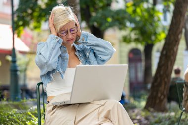 Dizüstü bilgisayarda yazı yazan genç bir turist üzgün. Ani piyango sonuçları, kötü haberler, servet kaybı, başarısızlık. Şehirde sandalyede oturan kızgın kız. Kasaba yaşam tarzları.