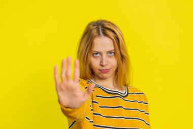 Dur, yeter. Genç bir kadın el ele tutuşmak yok diyor. Bitiş çizgisinde el ele tutuşmak yok. Bitiş uyarısı, giriş yasağı, iletişimin kopması, vücut dili tehlikesi. Sarı arka plandaki kız