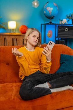 Beyaz çocuk evde akıllı telefondan online oyun oynarken kaybediyor. Kanepede otururken üzgün dalgalar umutsuzluğa yol açar. Yoğun oyunda yenilgi üstüne hüsran ve hayal kırıklığını gösterir.