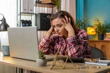 Stresli genç iş kadını işini kaybediyor. Ev işyerinde maddi sorunları var. Hayal kırıklığına uğramış Kafkasyalı serbest çalışan kadın para borcunu düşünüyor, bütçe kaybını düşünüyor. Fazla çalışma.