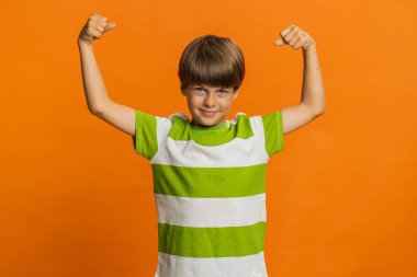 Ben güçlü ve sağlıklıyım. Pazularını gösteren ve kendine güveni tam görünen genç bir çocuk. Başarılı olmak için enerji kazanmak için mücadele ediyor. Bir sürü vitamin alıyor, yani sağlıklı ve mutlu.