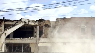 Kazıcı Ukrayna 'da savaştan zarar görmüş bir binayı yıkıp ihtilaf üstüne harabeleri temizliyor. Sahne yıkımı, temizliği ve savaş sonrası iyileşme ve yeniden yapılanma çabalarının başlangıcını yansıtıyor..