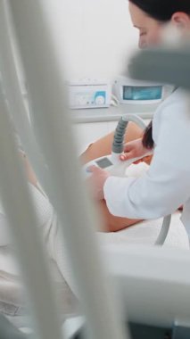 Kozmetik uzmanı bir kadına LPG elektrikli süpürge masajı yaptırır. Kaplıca salonundaki düzeltme figürleri. Vücut şeklini anti-selülitler geliştiriyor. Kilo kaybı, lenf drenajı. Dikey çekim