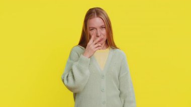 Gözüm üzerinde. Özgüvenli, orta yaşlı, beyaz bir kadın gözlerini ve kamerasını işaret ediyor. Seni birini gözetlerken izlediğimi göster. Katı genç kız sarı arka planda izole edilmiş.