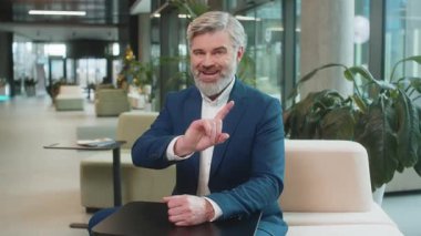 Olgun iş adamının portresi el sıkışıyor ve 