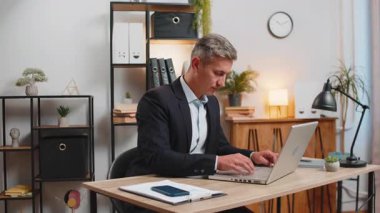 Hoşlanmamak. Ofiste dizüstü bilgisayarda çalışan üzgün takım elbiseli genç işadamı işaret dilini gösteriyor, onaylamıyor, hoşnutsuzluğunu dile getiriyor, kötü iş çıkarıyor. Memnun olmayan ciddi serbest çalışan erkek.